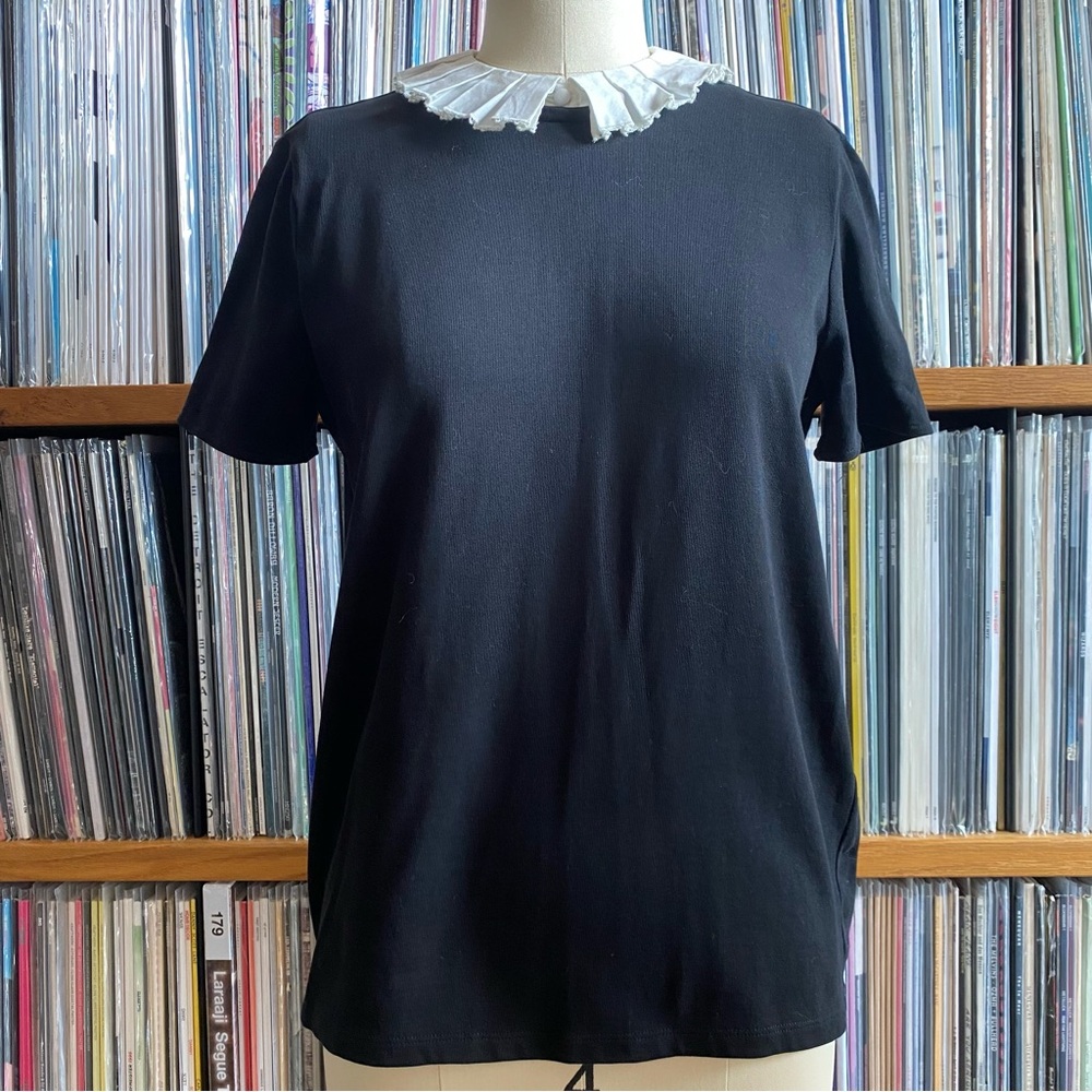EUC SEZANE Black Tee with White Ruffled Collar Size SMALL